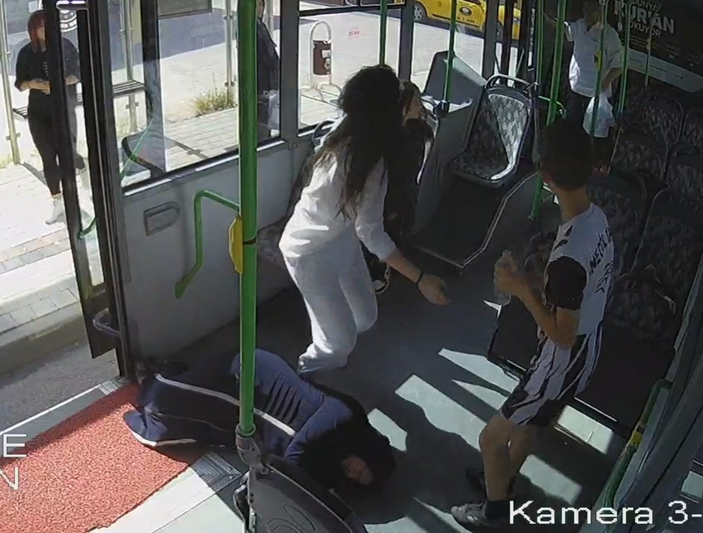 Bursa'da otobüs şoförü saniyelerle yarıştı; o anlar kameraya yansıdı!
