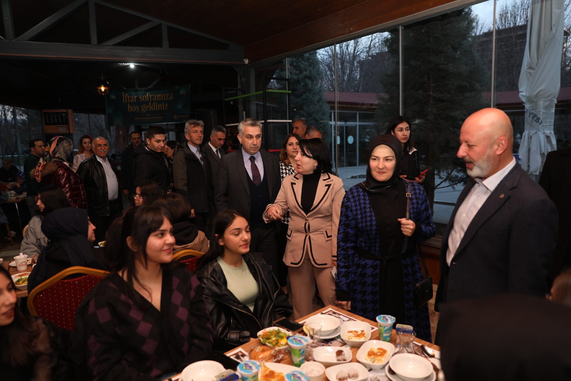 Çolakbayrakdar çifti, iftarı depremzede öğrenciler ve aileleriyle açtı!