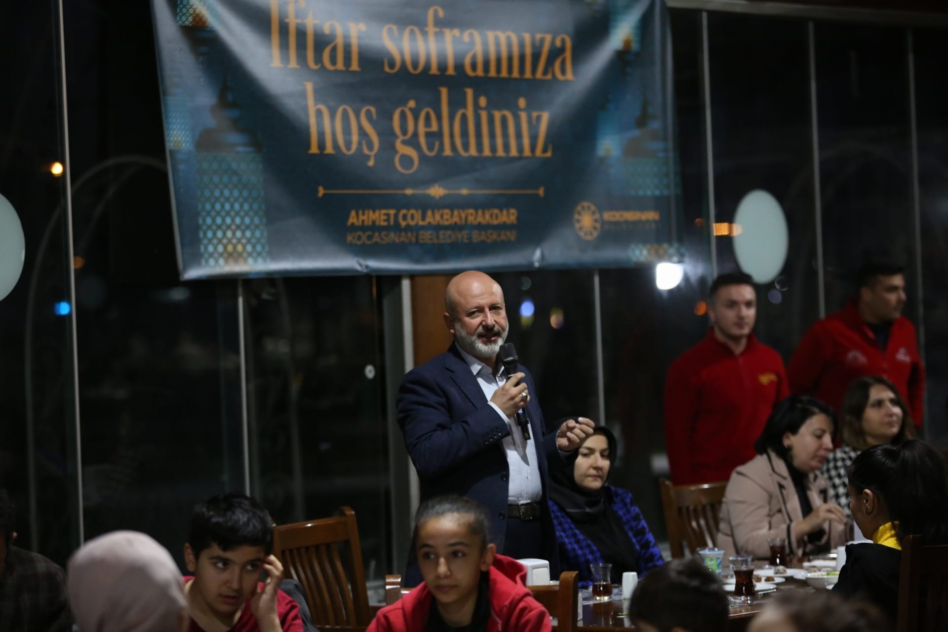 Çolakbayrakdar çifti, iftarı depremzede öğrenciler ve aileleriyle açtı!