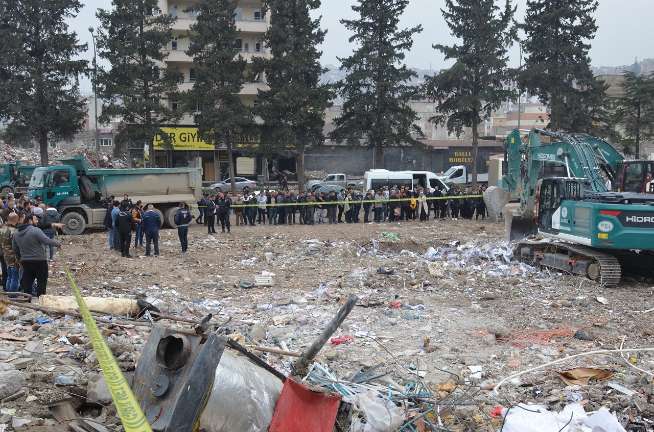 Depremin 49'uncu gününde enkazdan bir kadın cesedi çıkartıldı!