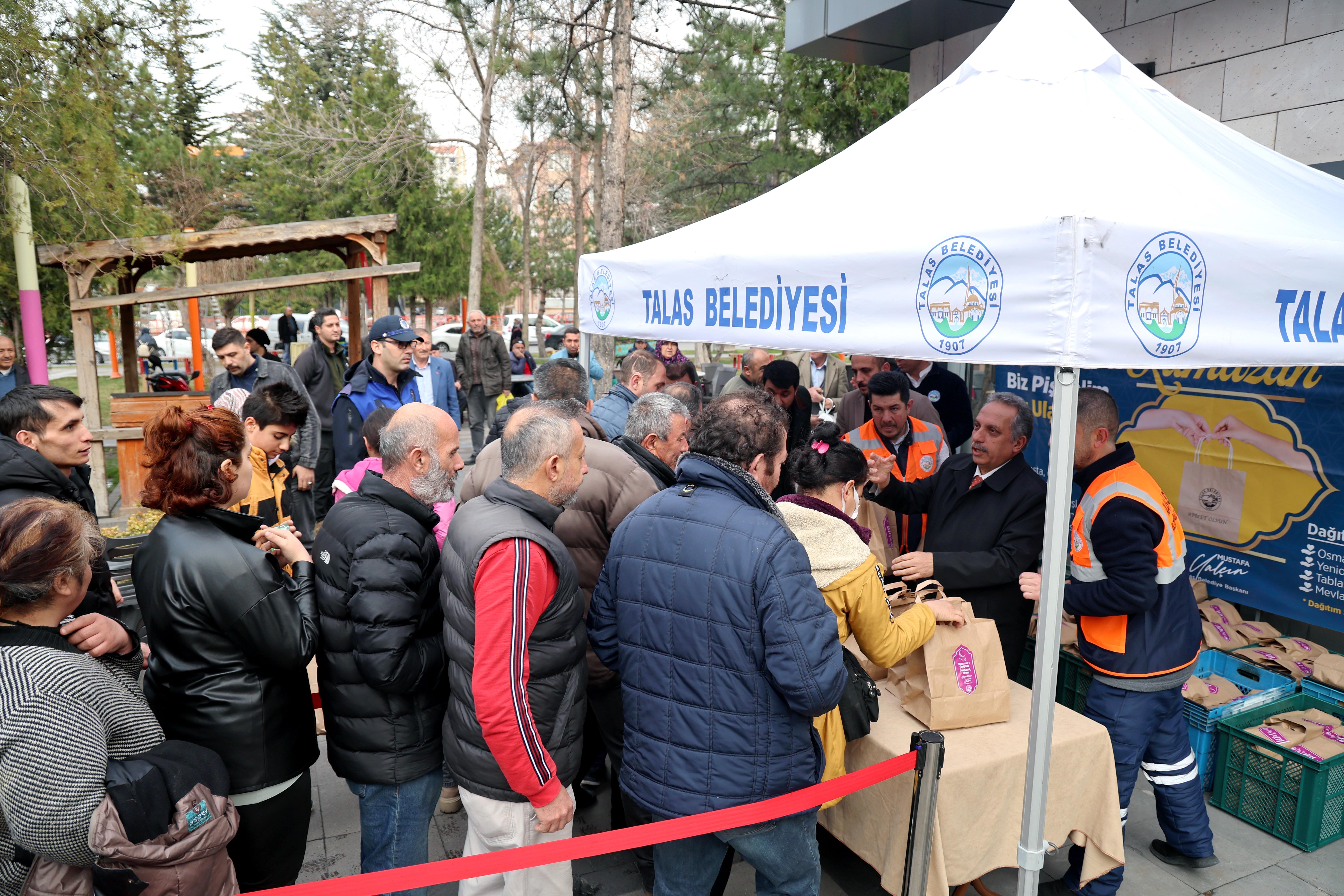 Başkan Yalçın, “Biz Pişirelim Siz Ulaştırın” dedi, yemek servisi yaptı!