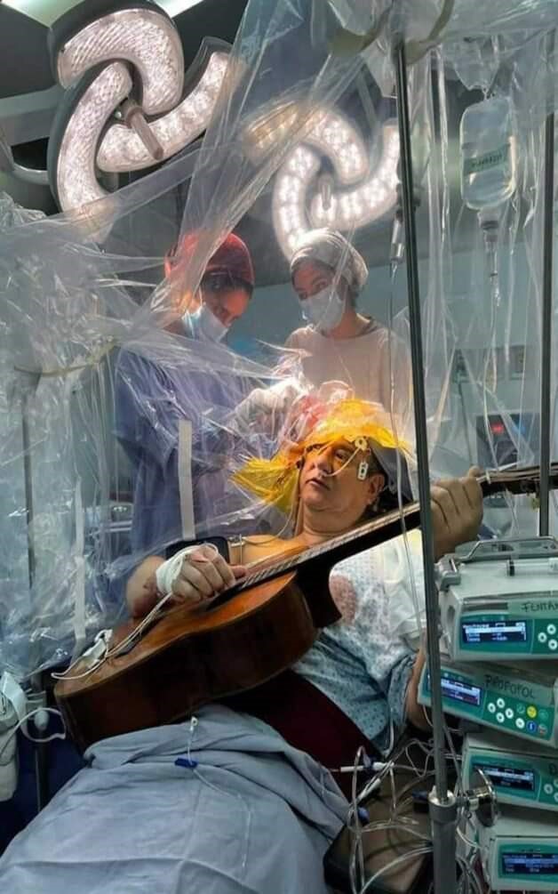 Beyin ameliyatı olurken 4 saat boyunca gitar çaldı!