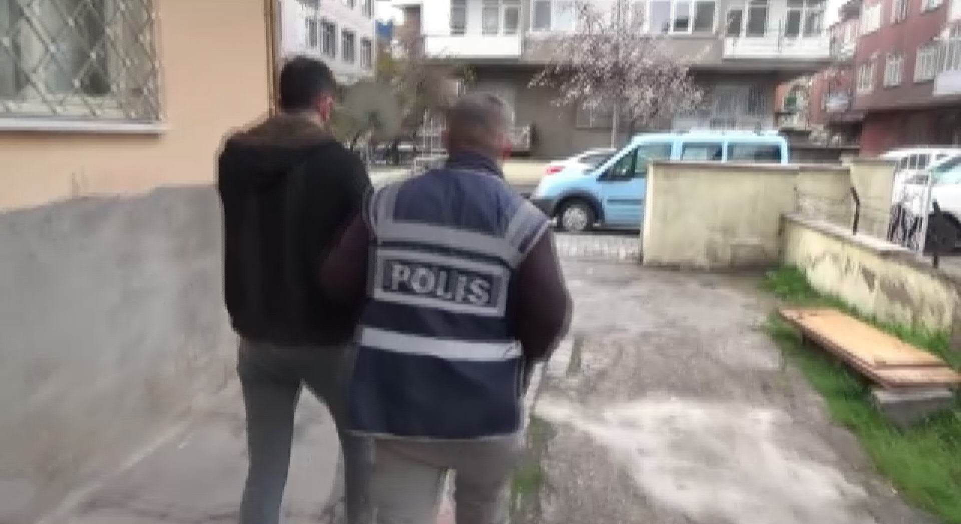 Aranan şahıslara 89 polis ile şafak operasyonu: 15 gözaltı!