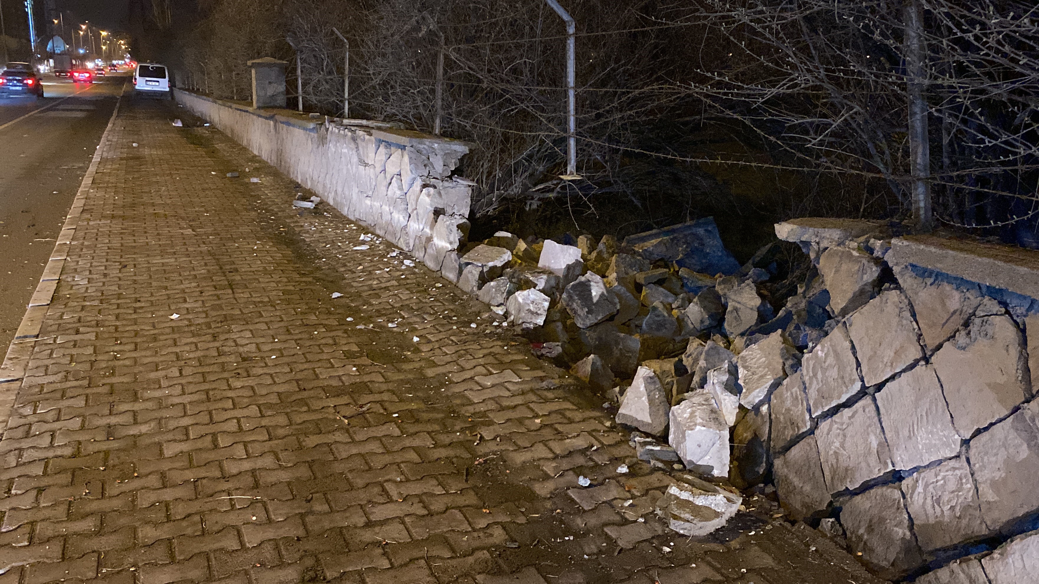 Direksiyon hakimiyetini kaybetti, duvarı yıktı!
