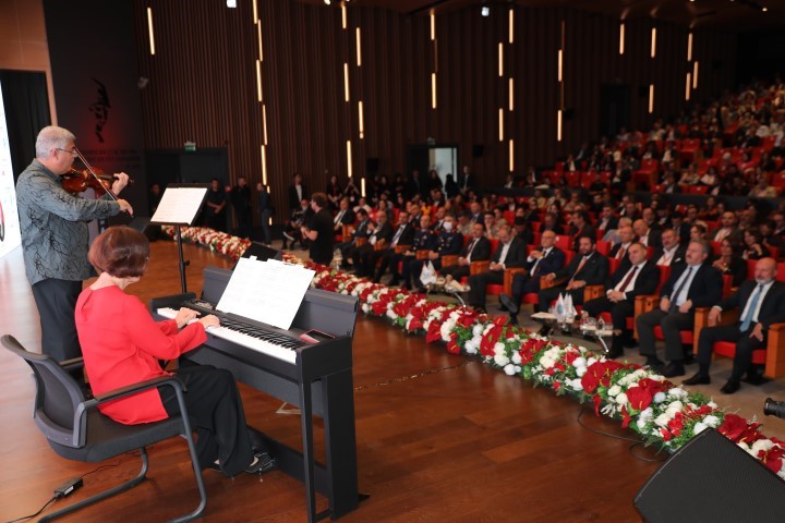  Vali Çiçek: "Bu şehirde olmak başlı başına mücadeleyi gerektiriyor"