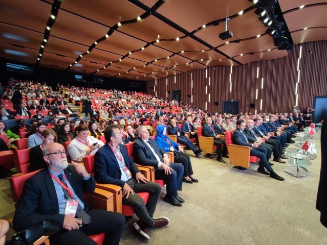  Vali Çiçek: "Bu şehirde olmak başlı başına mücadeleyi gerektiriyor"