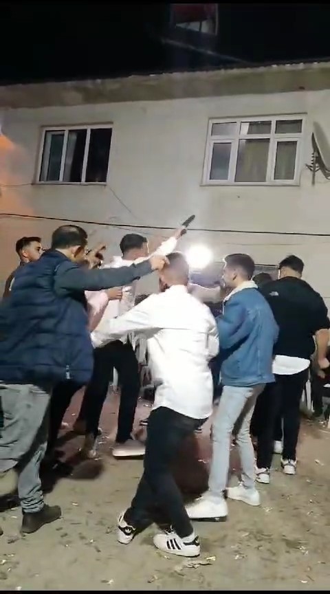 Sokak düğününde havaya ateş açan magandalar cep telefonu kamerasına yansıdı!