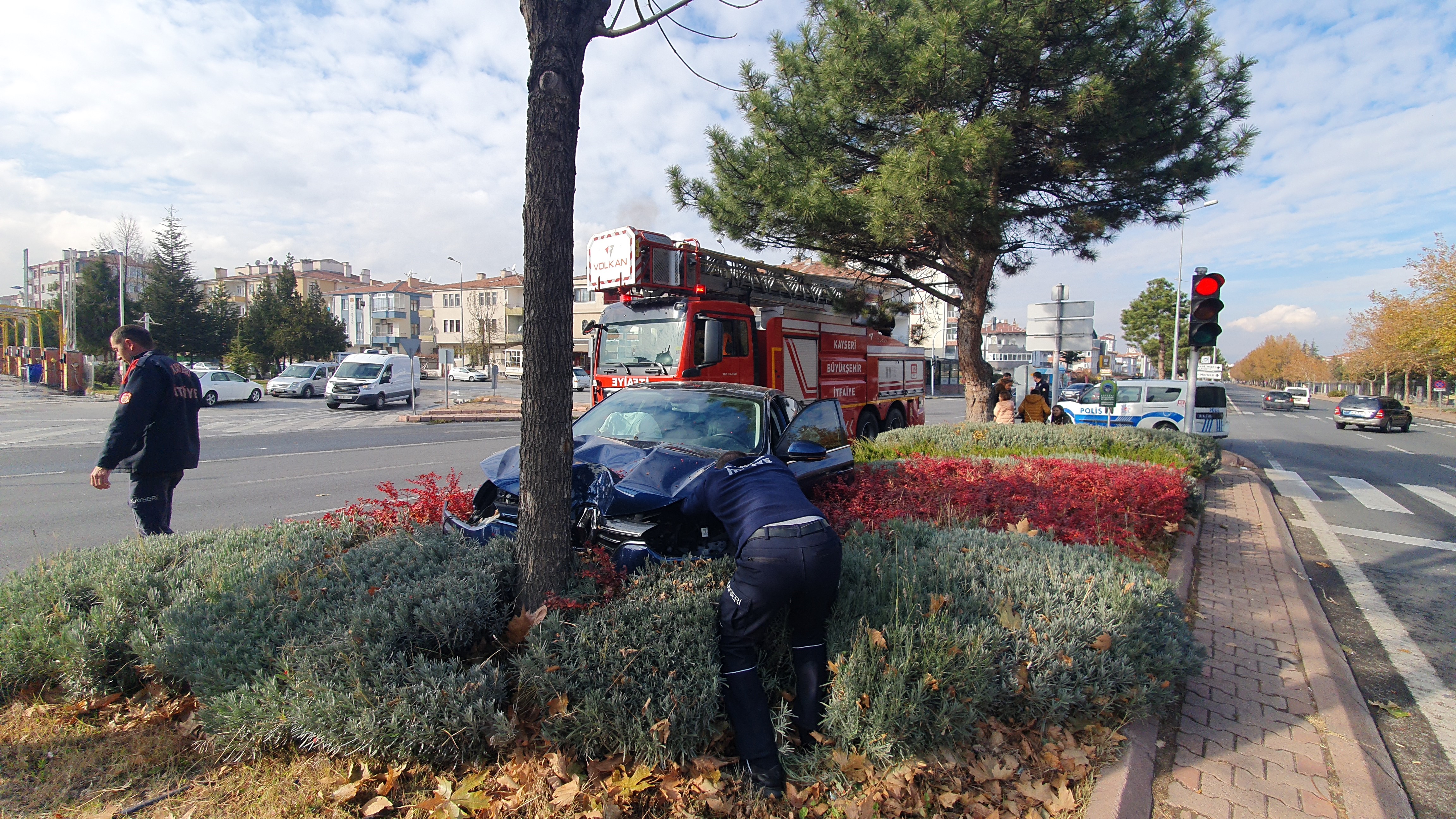 Ağaca çarpan otomobilde maddi hasar oluştu!