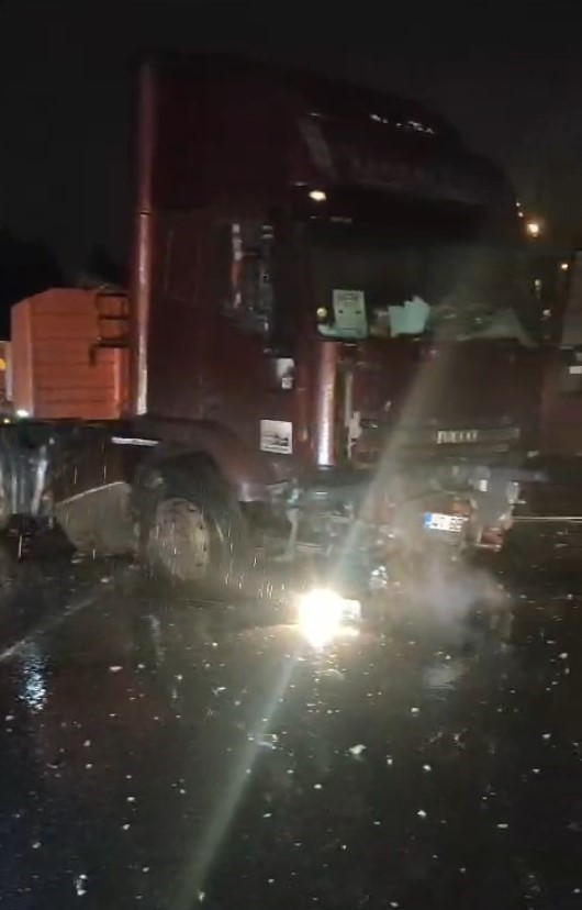 Bariyerleri aşan tır karşı şeritte durabildi!