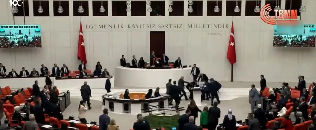 Saadet Partisi milletvekili Hasan Bitmez TBMM kürsüsünde konuşurken bir anda yere yığıldı!