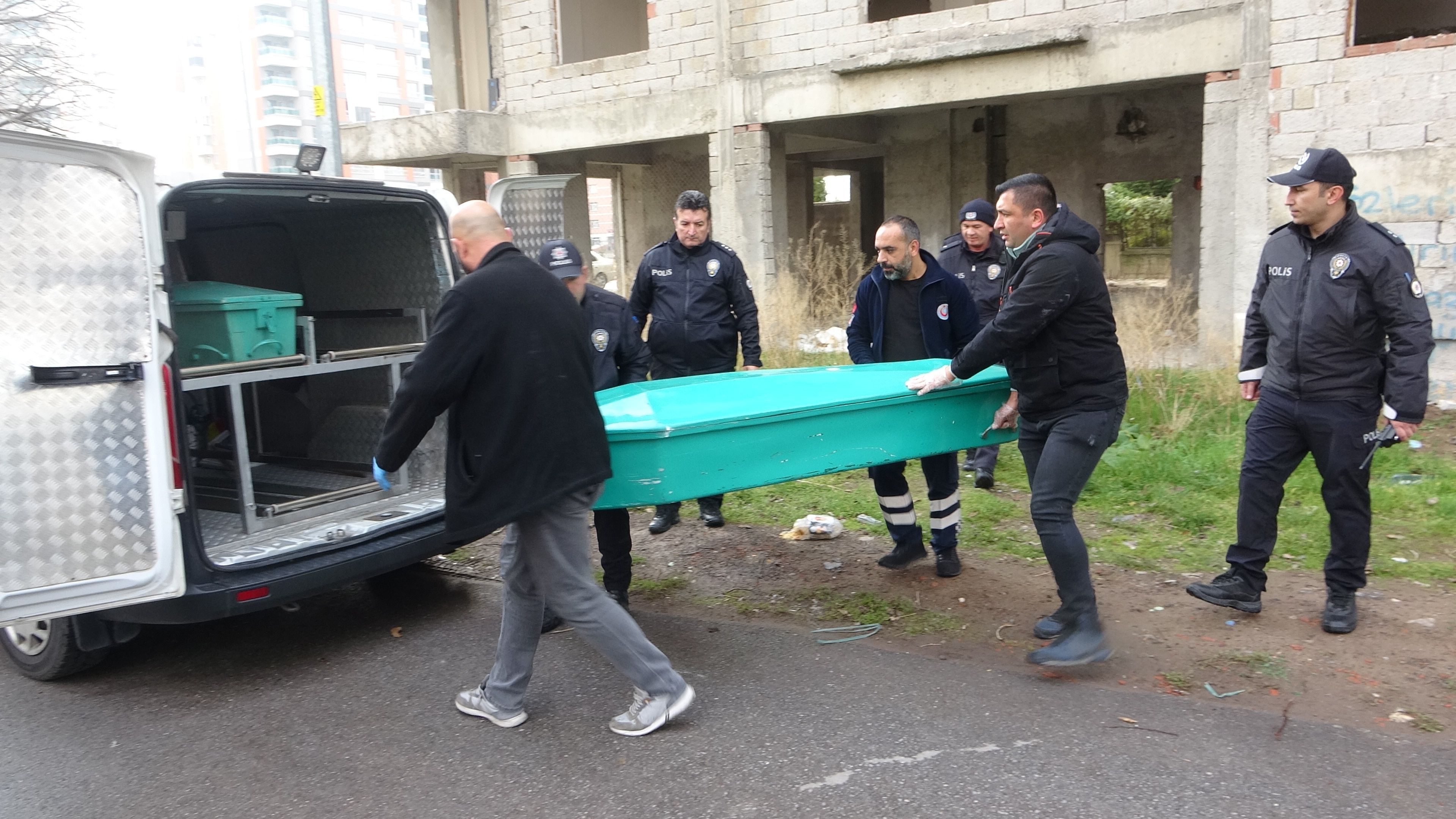 13 yaşındaki çocuk, okul arkadaşını inşaatın çatısında bıçaklayarak öldürdü!