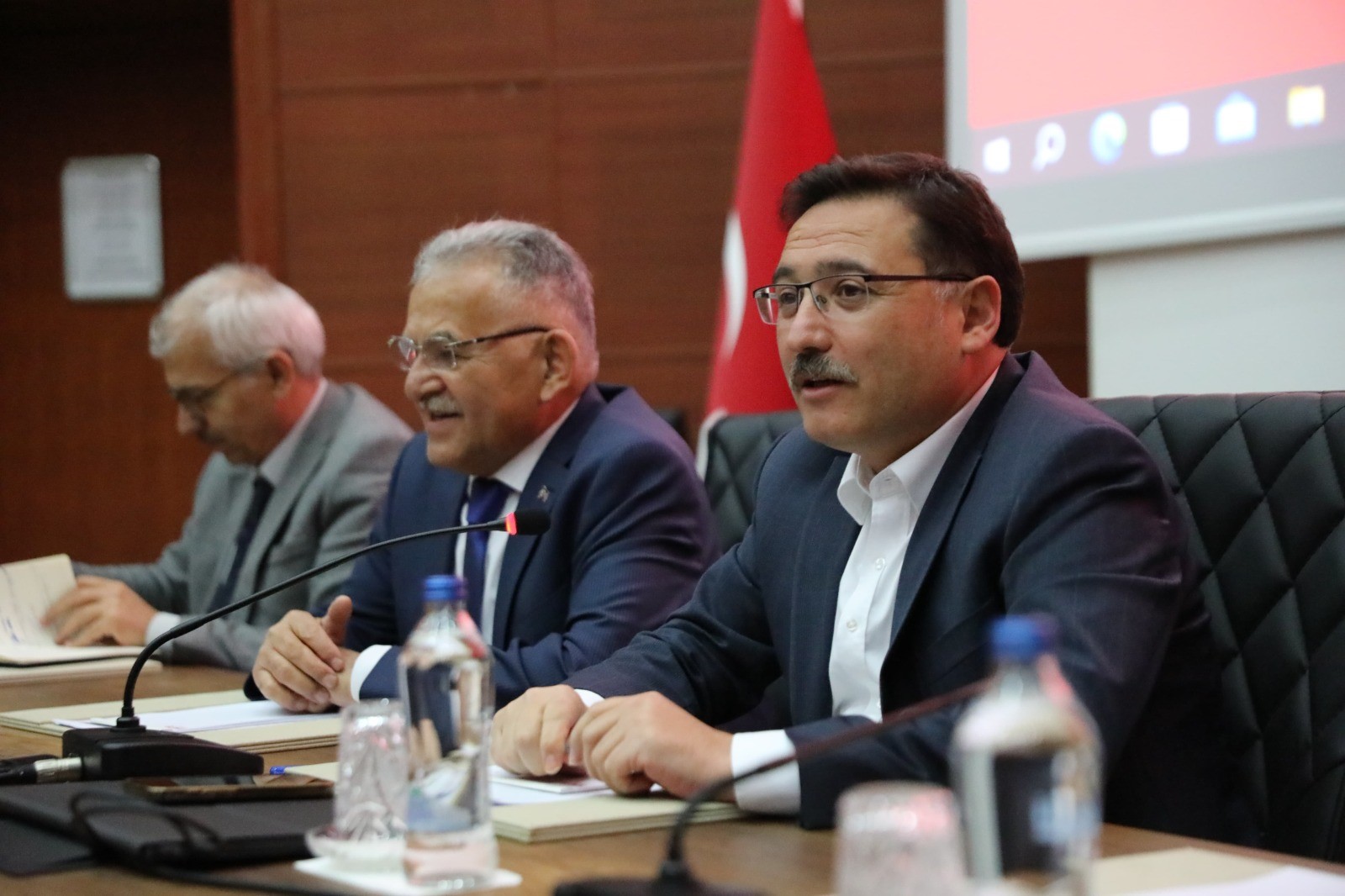 Vali Çiçek mahalle muhtarlarını dinledi!
