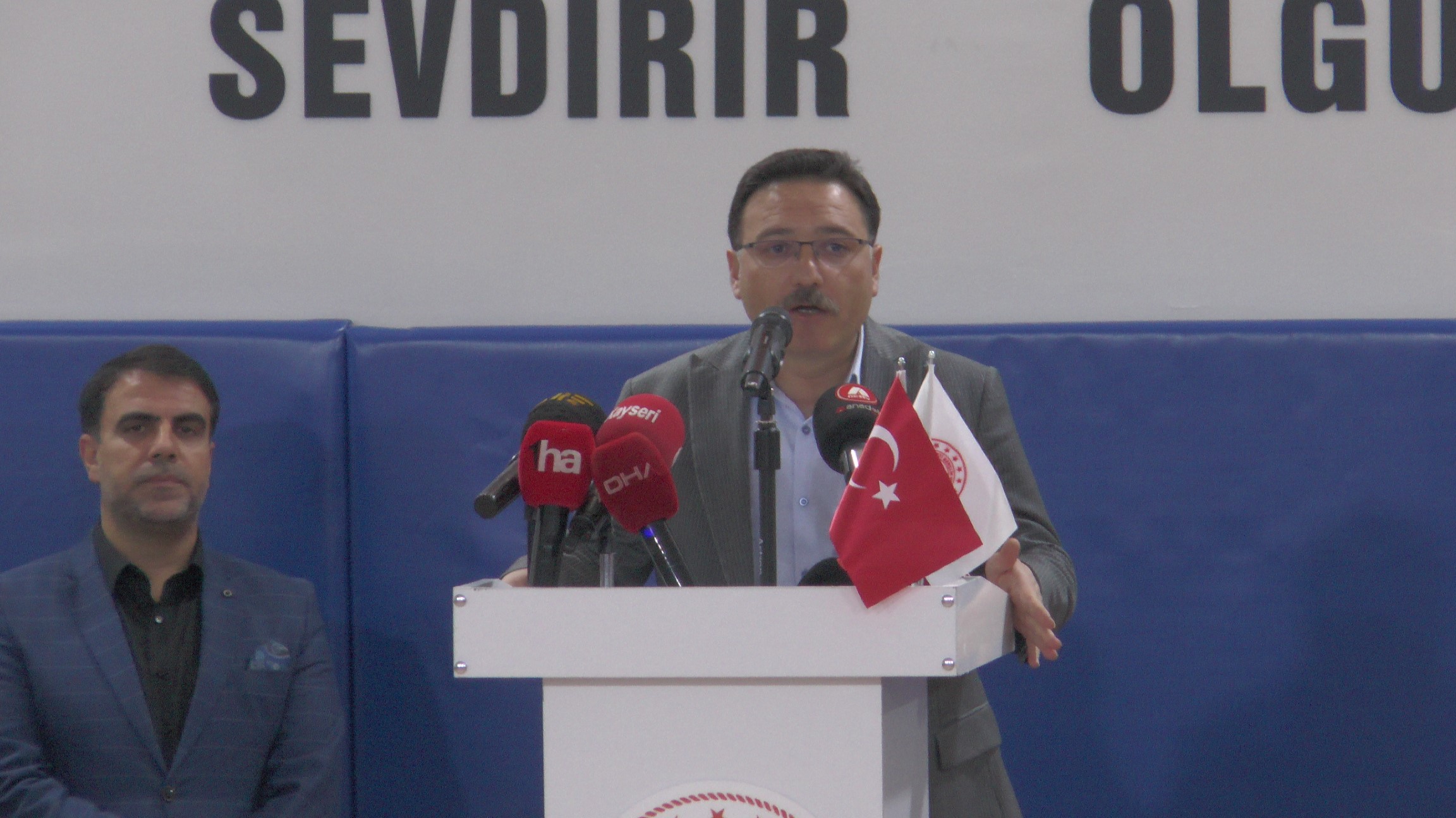 Vali Çiçek: “Hiçbir gencimizi yalnız, hiçbir çocuğumuzu kimsesiz bırakmayacağız”