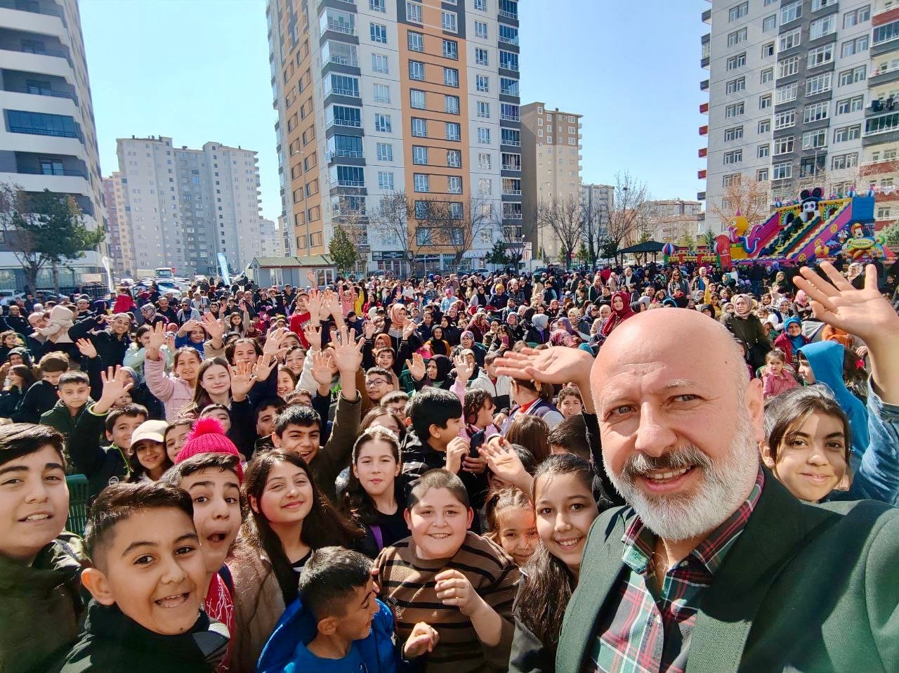 Başkan Çolakbayrakdar: "Çocuklarımızın hem yüzünü güldürüyoruz hem de geleceğe hazırlıyoruz"
