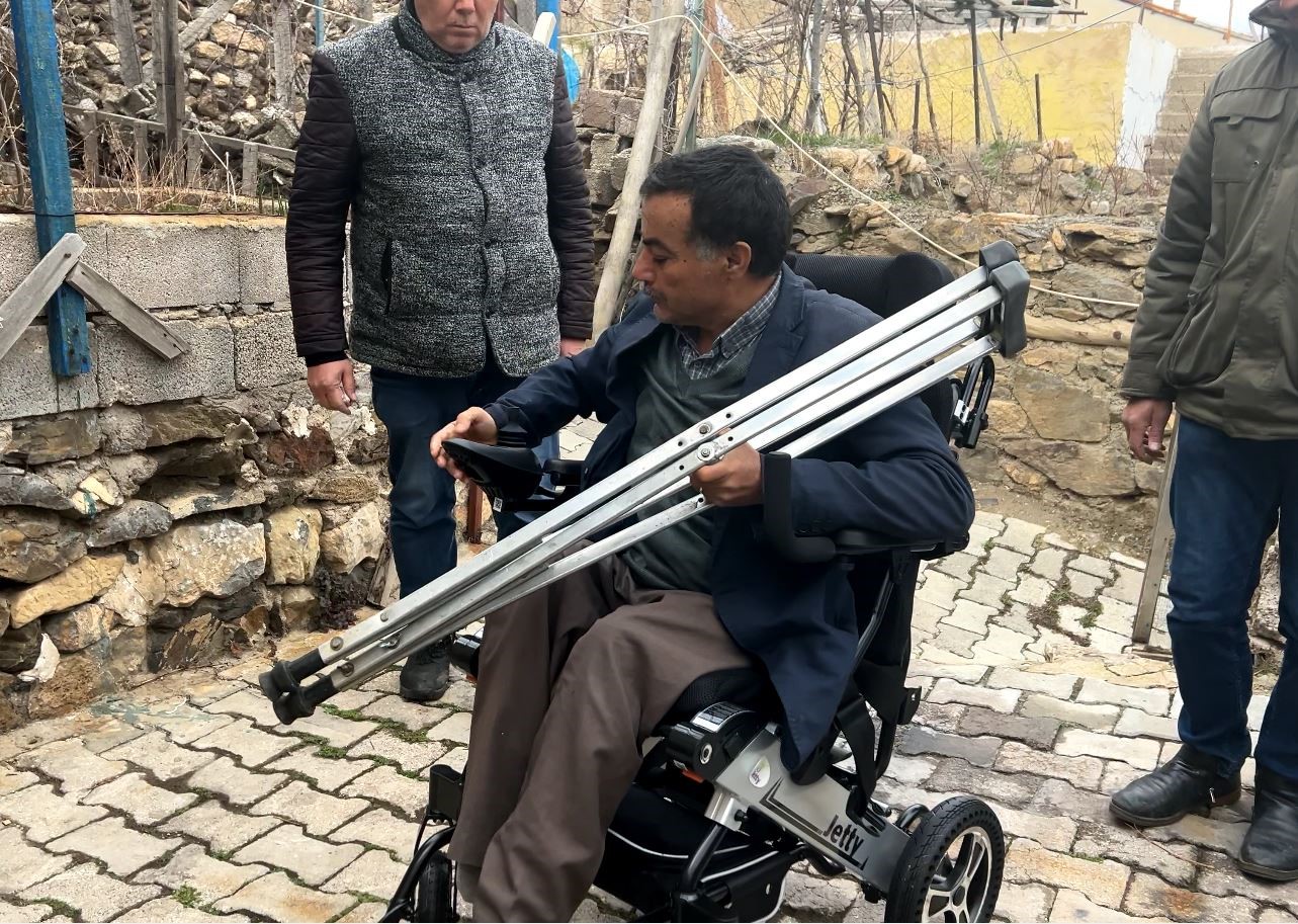 Başkan Büyükkılıç, akülü sandalye isteyen vatandaşın talebini anında yerine getirdi!