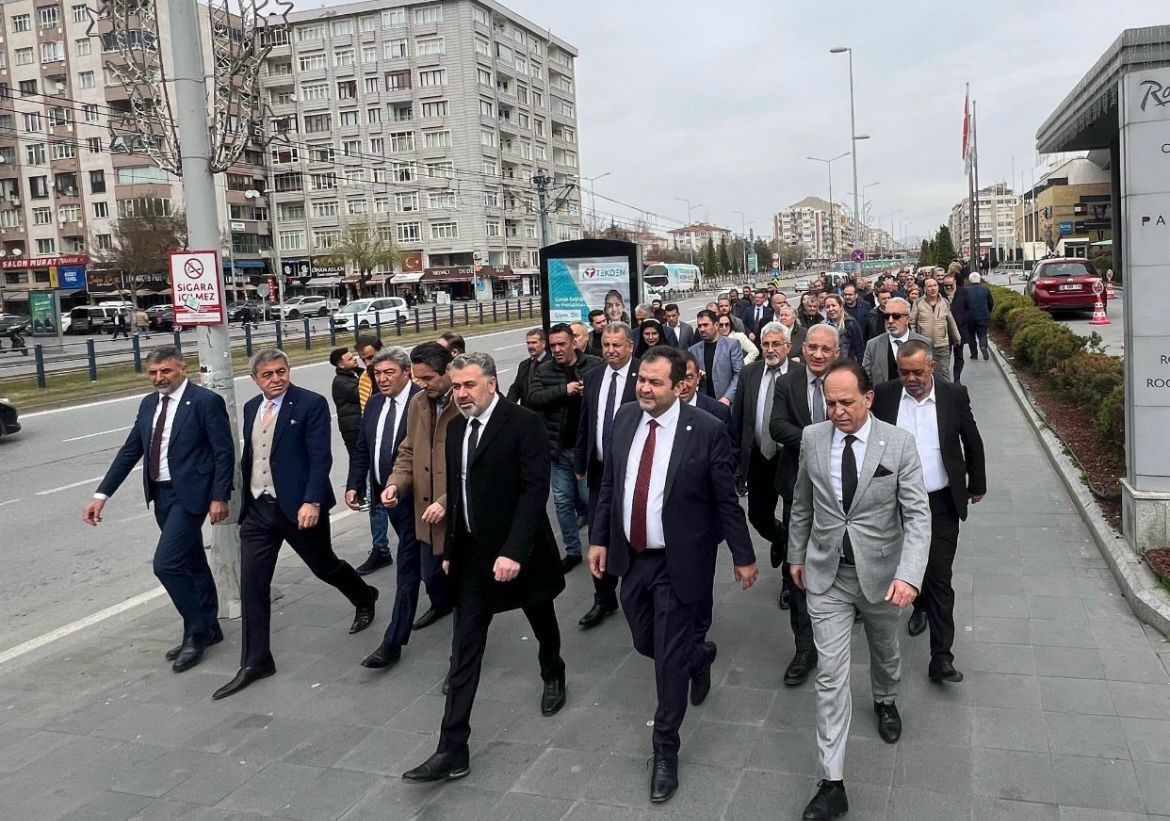 İYİ Parti Kayseri Büyükşehir Belediye Başkan Adayı Yücel, “Belediye kaynaklarıyla Memduh Bey kendine reklam yapıyor”