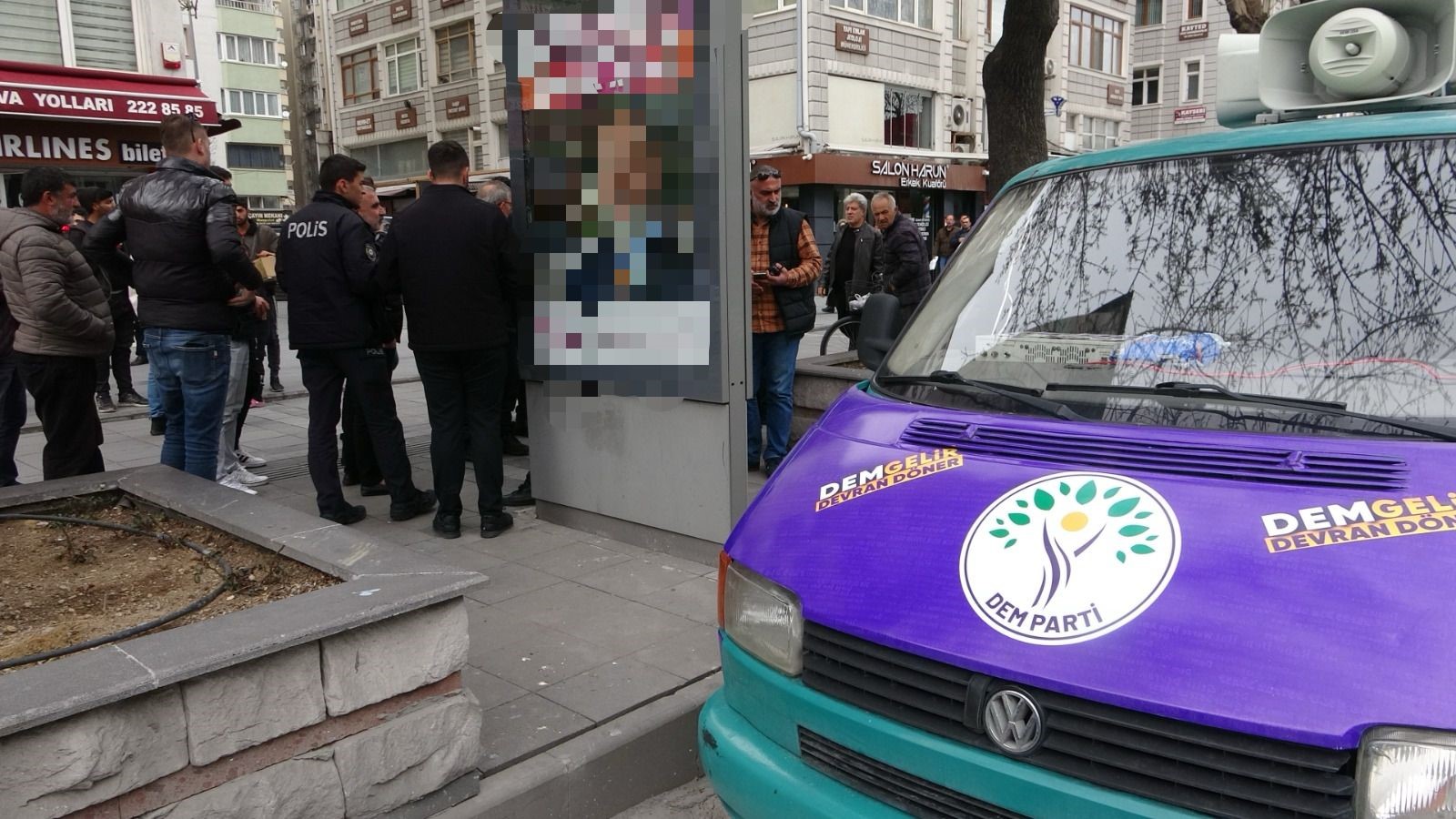 Kayseri’de DEM Parti’nin seçim aracı kurşunlandı!