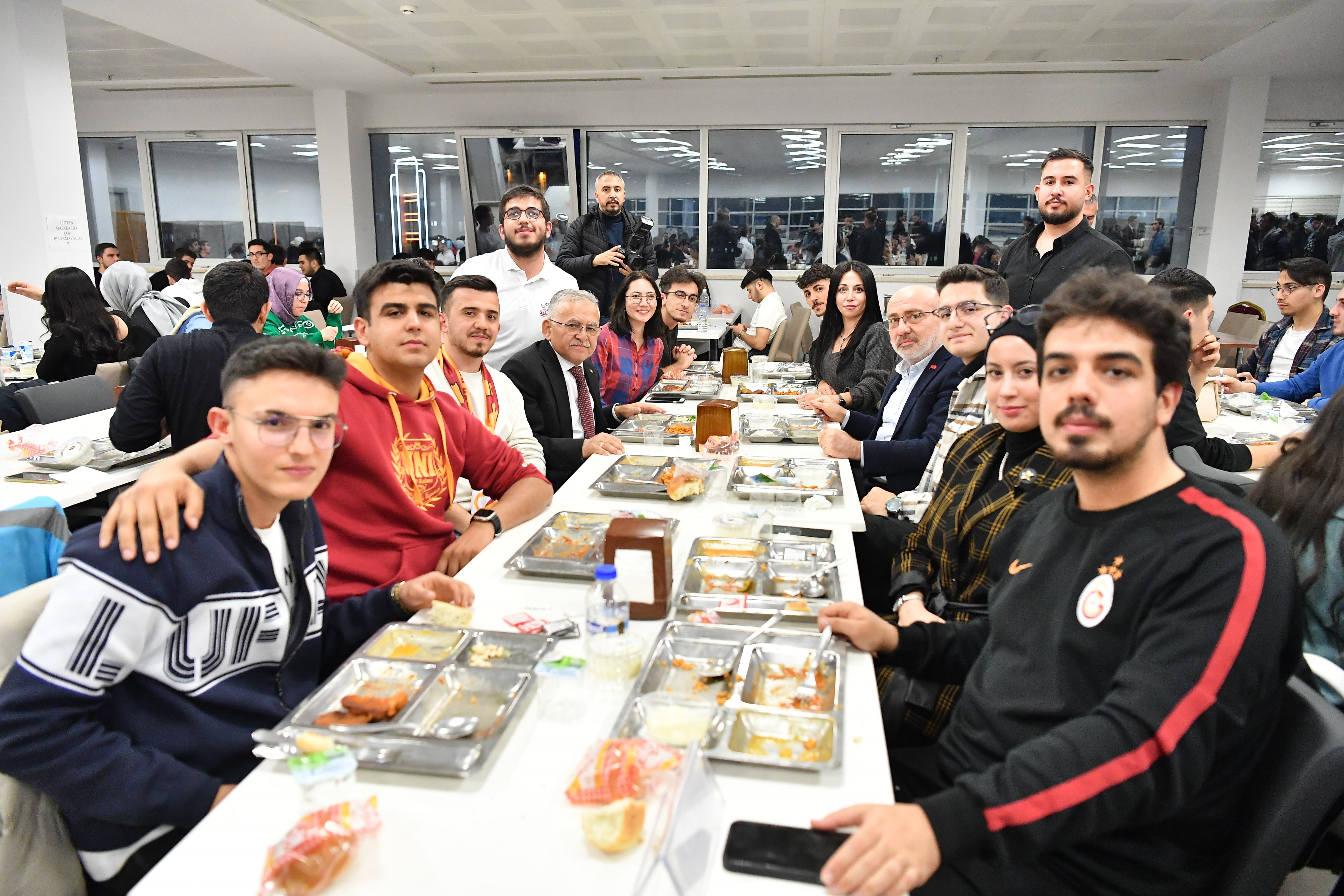Başkan Büyükkılıç; KAYÜ'de öğrencilerle iftar sofrasında buluştu!