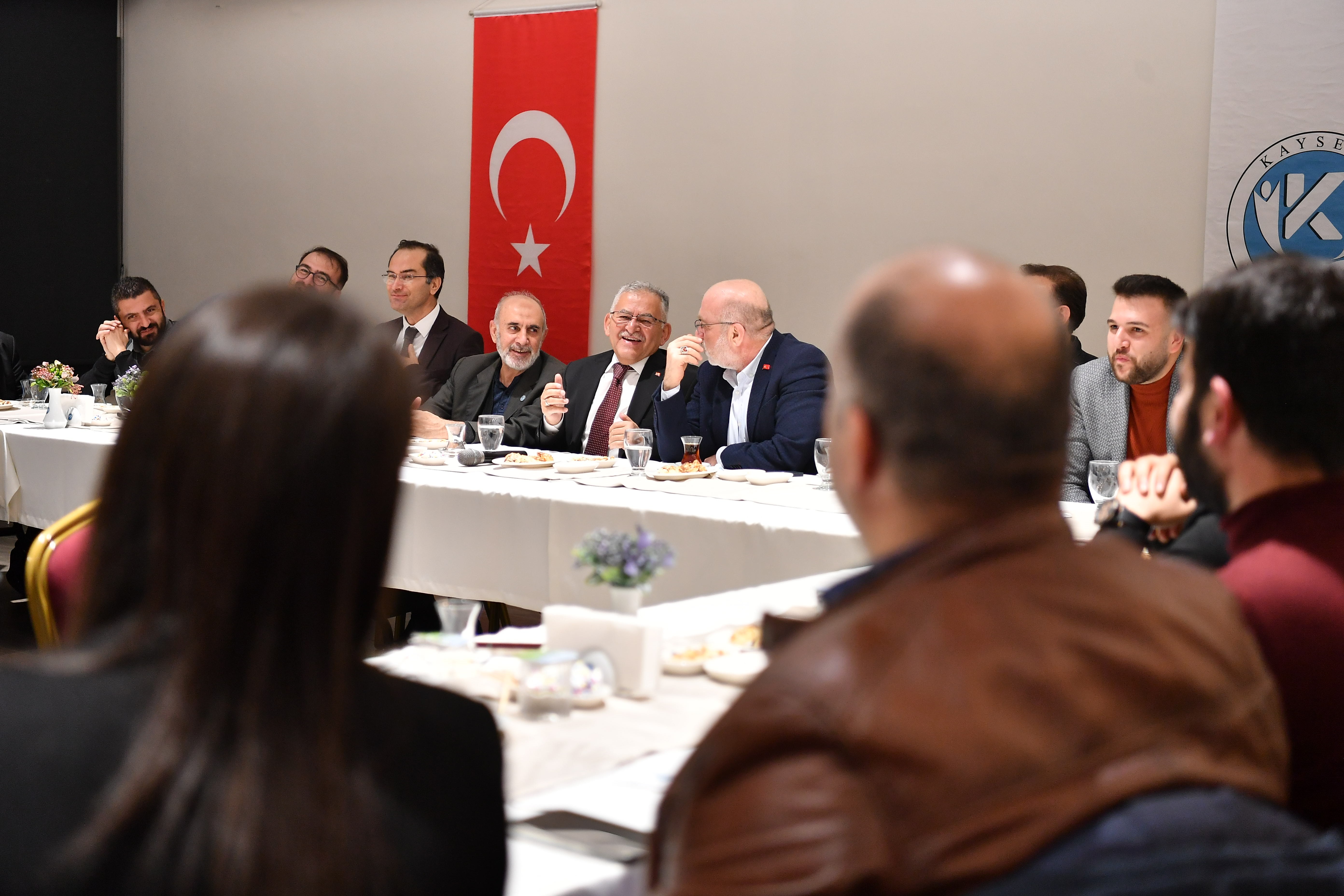 Başkan Büyükkılıç; KAYÜ'de öğrencilerle iftar sofrasında buluştu!