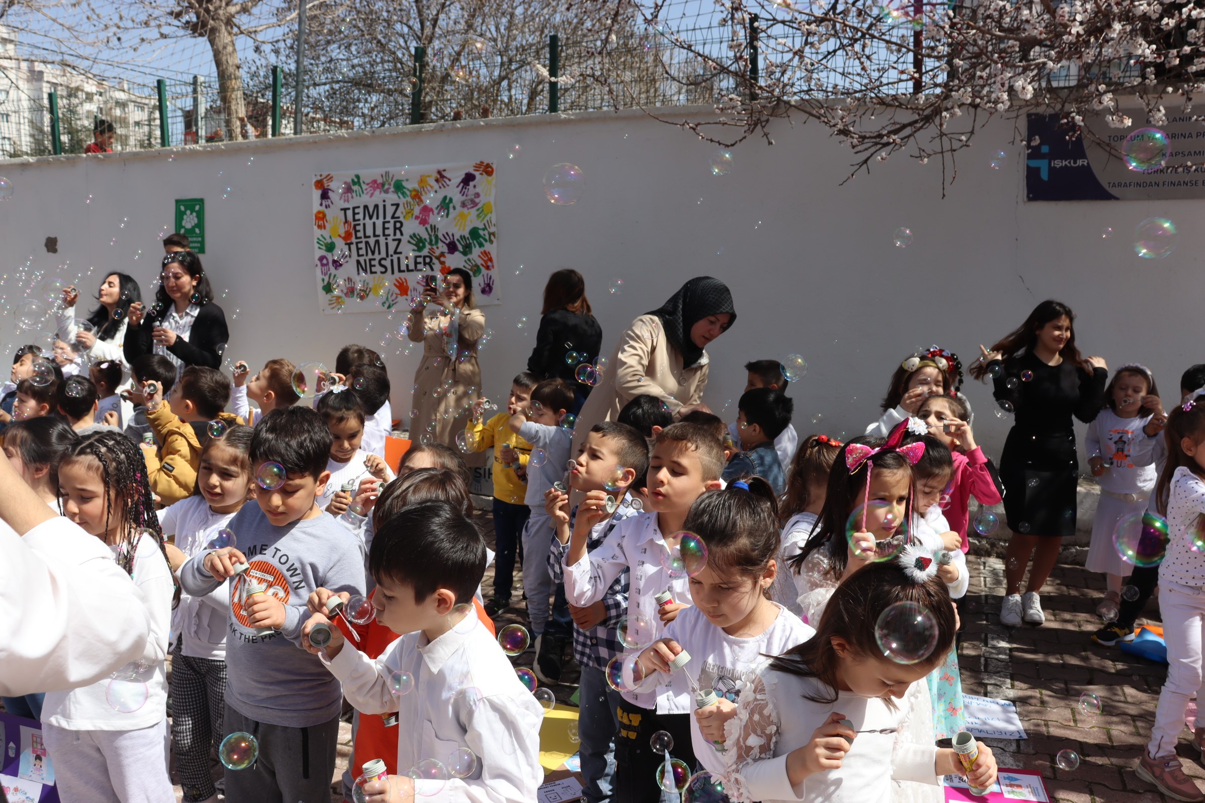 Anaokulu öğrencilerinden renkli etkinlik: Hijyene dikkat çektiler!