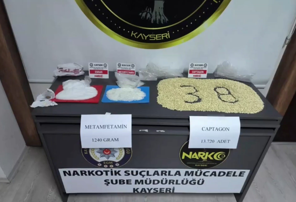 Athena'nın Didik Didik Aradığı Araçtan Uyuşturucu Çıktı!