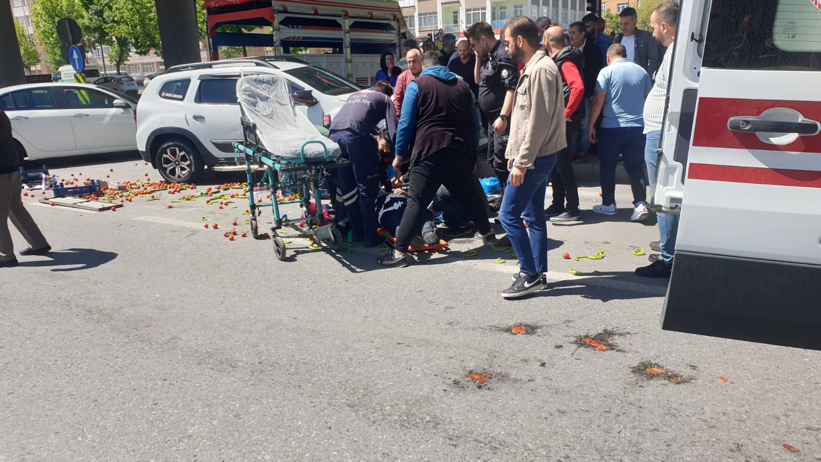 Otomobil ile çarpışan triportörün sürücüsü yola fırladı!