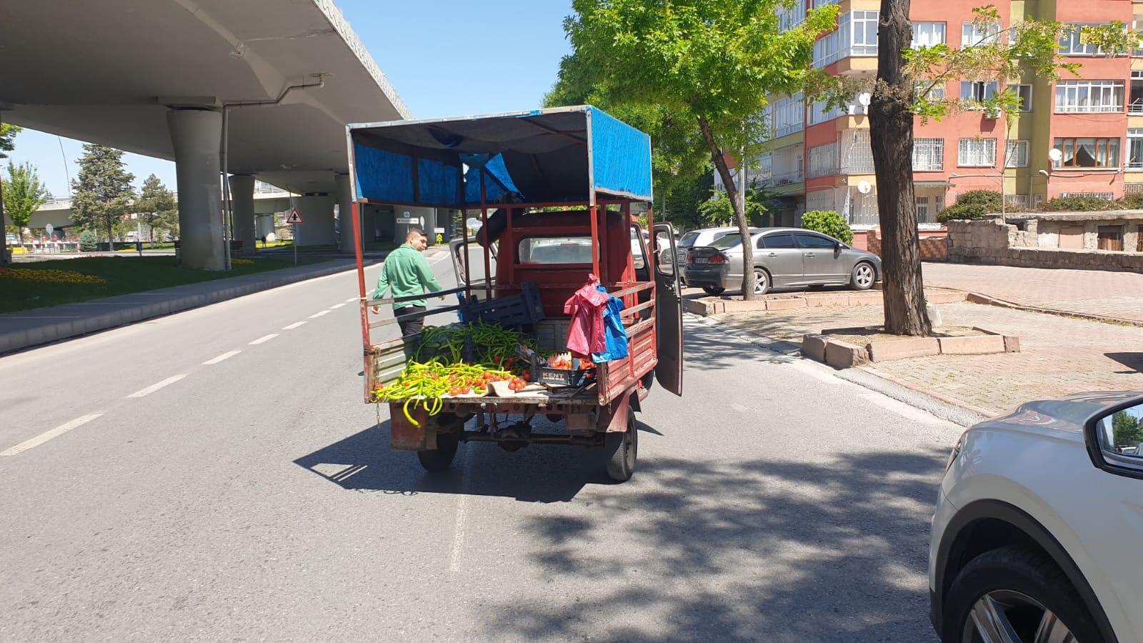 Otomobil ile çarpışan triportörün sürücüsü yola fırladı!