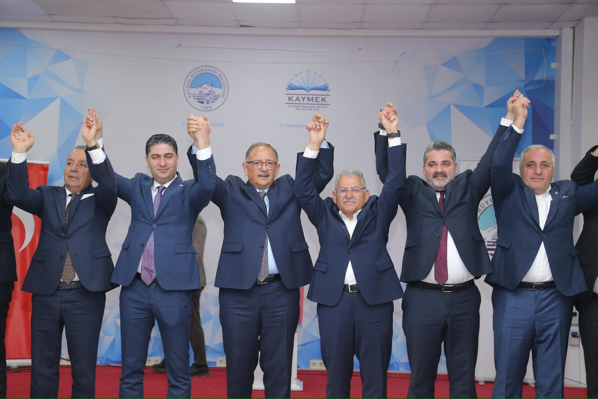 Bakan Özhaseki: "İki Memduh birlikte el ele verirler, sizlere hizmet ederler"