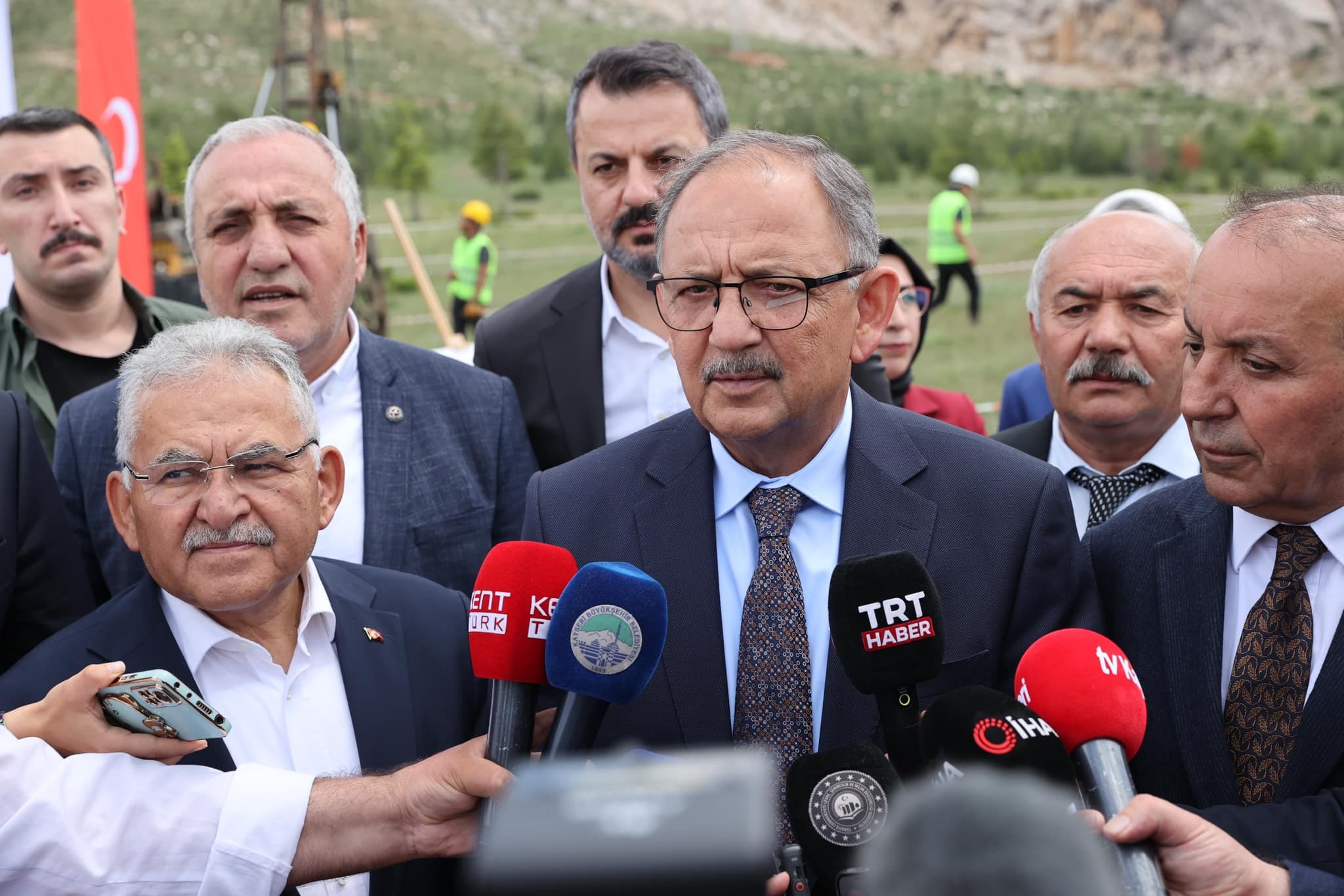 Bakan Özhaseki: "İki Memduh birlikte el ele verirler, sizlere hizmet ederler"