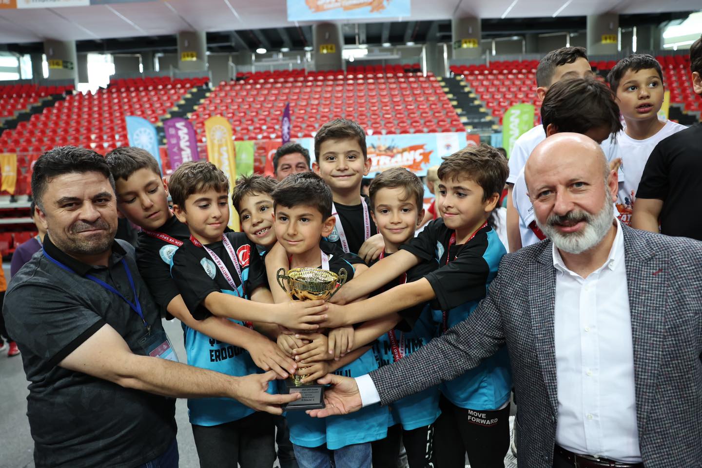 Başkan Çolakbayrakdar, Satranç Turnuvasının Ödüllerini Takdim Etti: Minik Zekaların Başarısı Gururlandırdı!