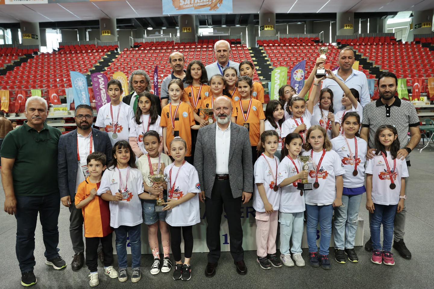 Başkan Çolakbayrakdar, Satranç Turnuvasının Ödüllerini Takdim Etti: Minik Zekaların Başarısı Gururlandırdı!