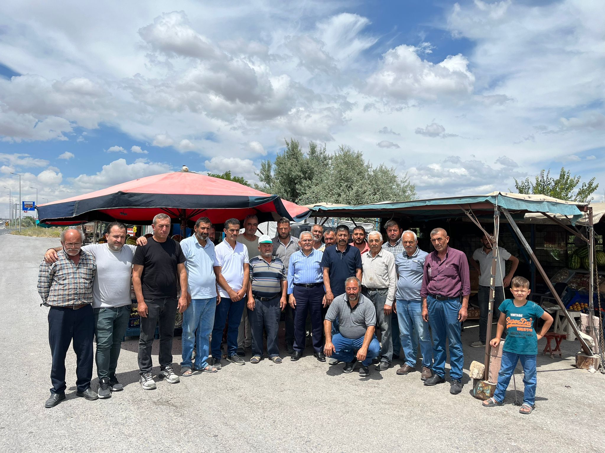 Başkan Büyükkılıç, Yemliha'da Üreticilerle Buluştu: Modern Satış Yerleri İçin İşbirliği Vurgusu!