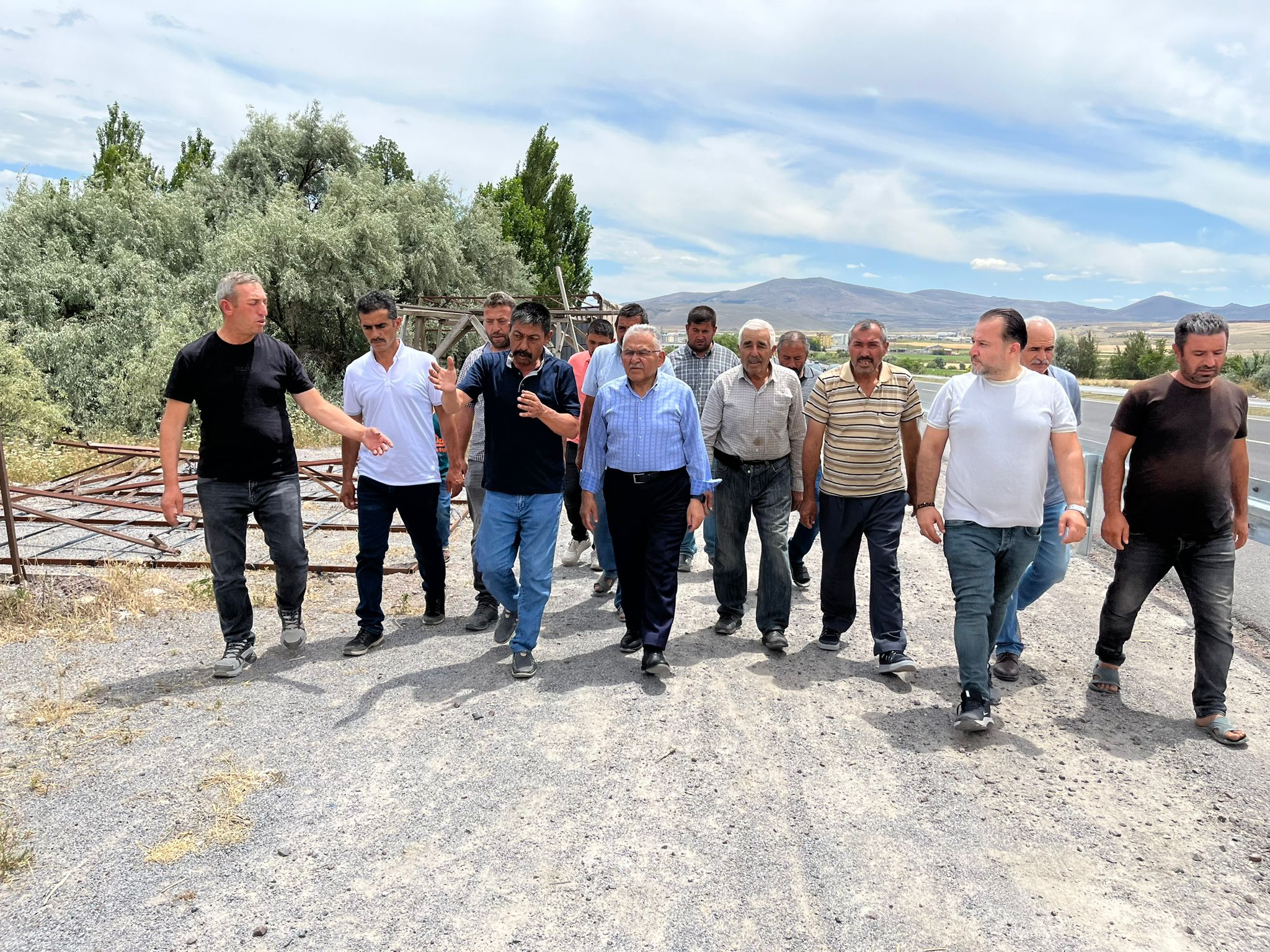 Başkan Büyükkılıç, Yemliha'da Üreticilerle Buluştu: Modern Satış Yerleri İçin İşbirliği Vurgusu!