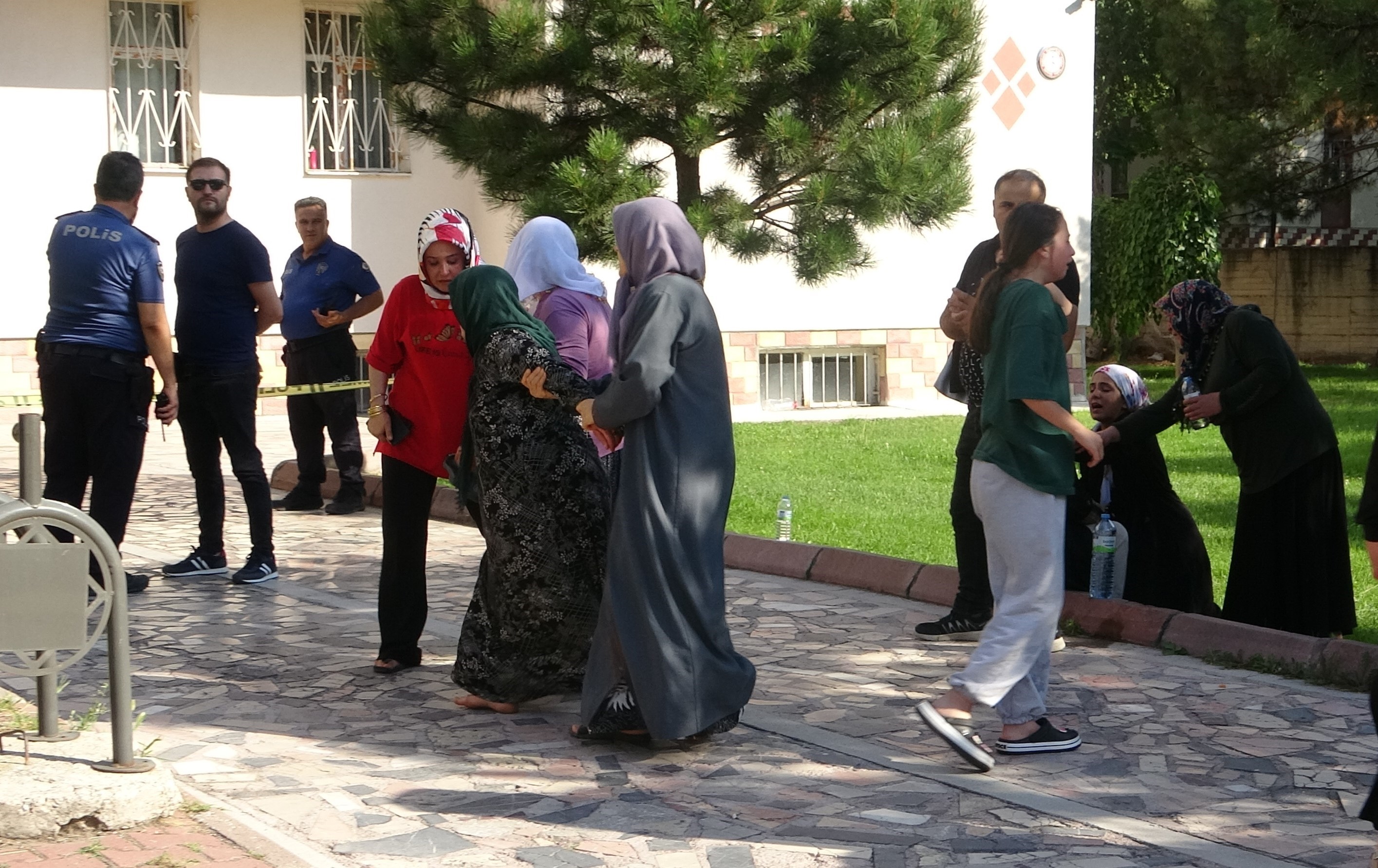 Çöp kavgasında komşularını vuran şüpheliler adliyede!