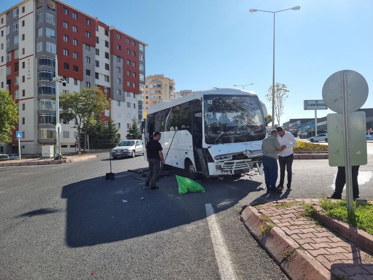 İşçi servisi ile kamyon çarpıştı: 10 yaralı!