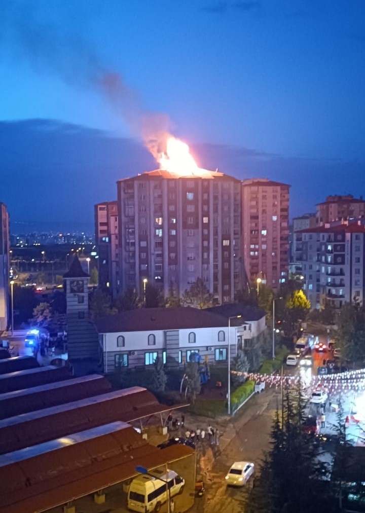 10 katlı binanın çatısında çıkan yangın korkuttu!