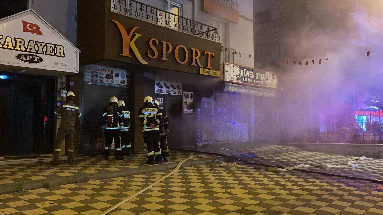 Ayakkabı dükkanında çıkan yangın itfaiye ekipleri tarafından söndürüldü!