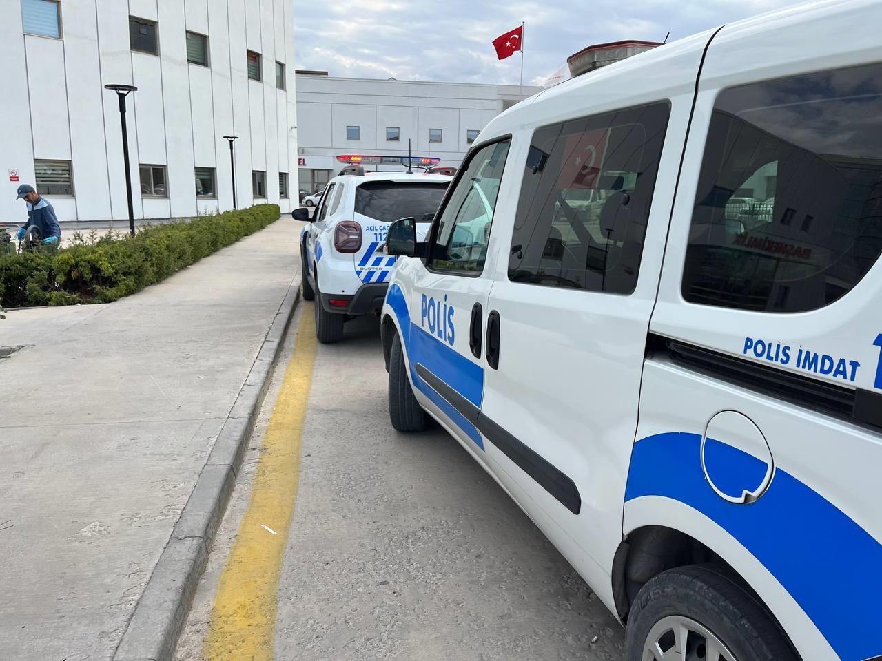 İlaç yazdırmak isteyen hasta bıçakla başhekimlikte korku saçtı!