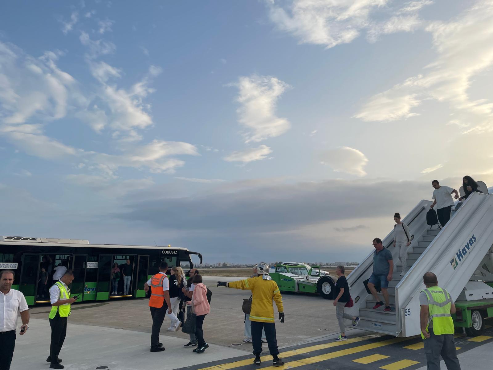 Antalya Havalimanı'na inen uçağın lastikleri patladı; 174 yolcu ve mürettebat tahliye edildi!