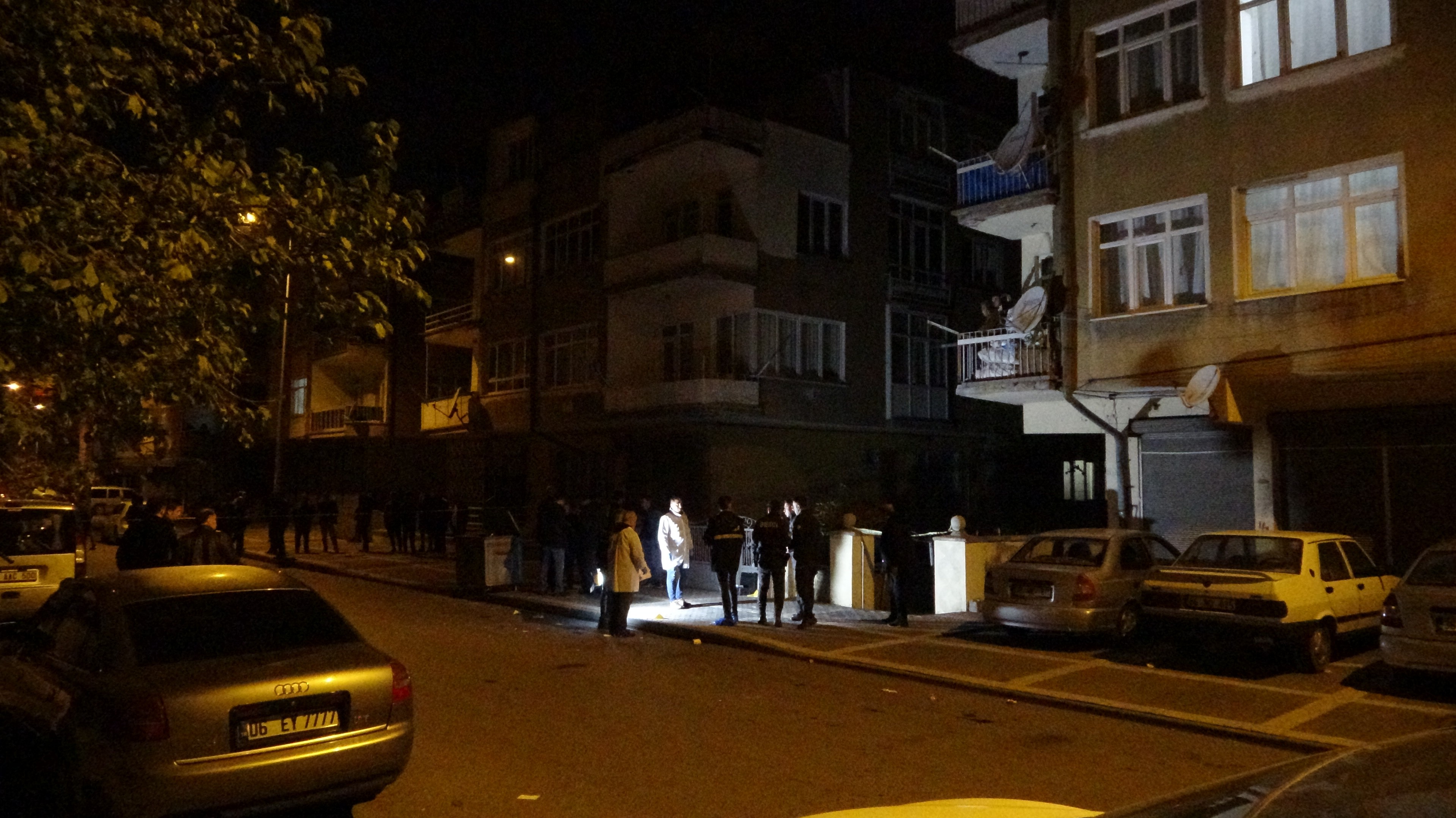 4 emniyet personelini bıçakla yaralayan şahsı etkisiz hale getiren polislerin duruşması başladı!