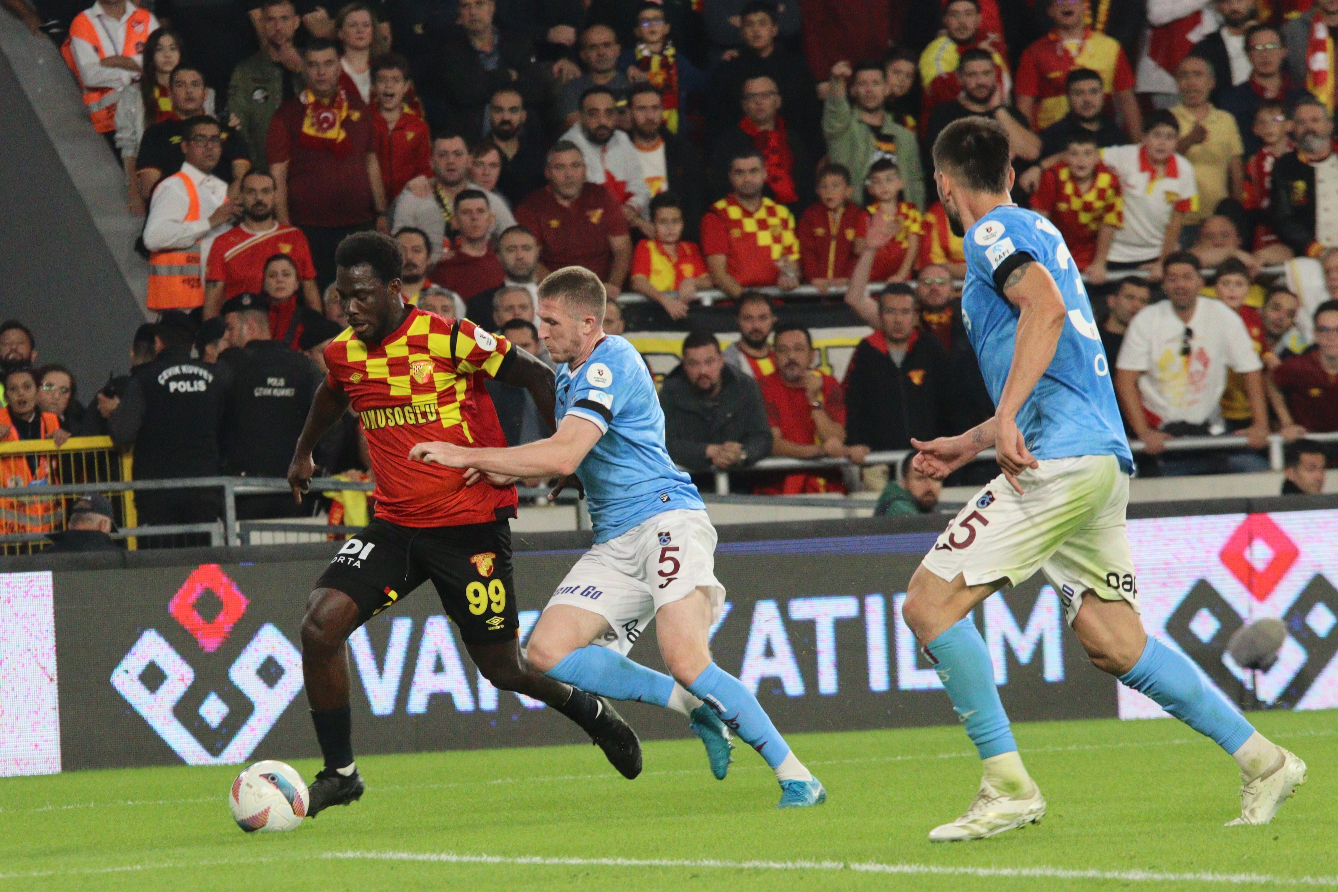 Göztepe Trabzonspor’u 10 kişiyle uzatmalarda yıktı!