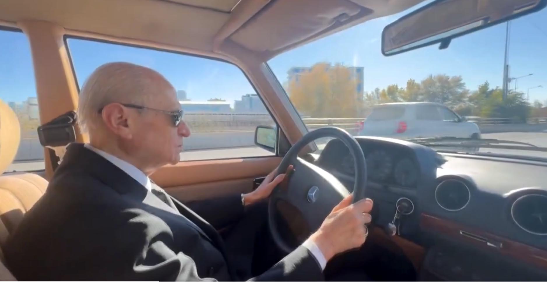 MHP lideri Bahçeli klasik otomobiliyle Ankara turu attı!