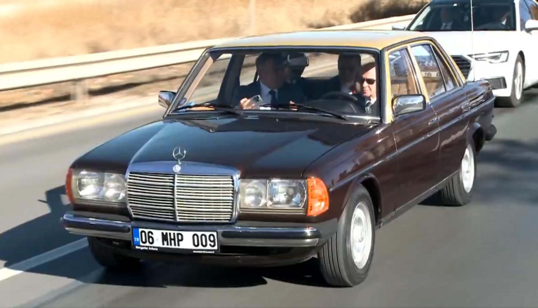 MHP lideri Bahçeli klasik otomobiliyle Ankara turu attı!