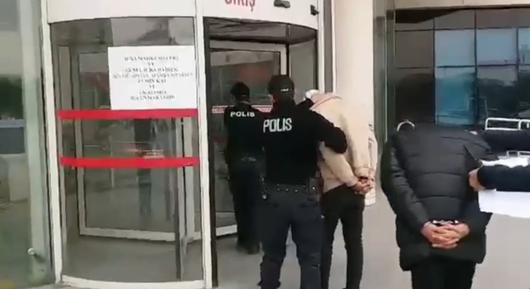 Bıçakla gasp yapan şüpheliler 85 saatlik kamera kaydı incelenerek yakalandı!