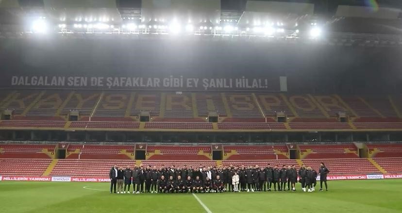 A Milli Futbol Takımı Kayseri'de atlı polislerle karşılandı!