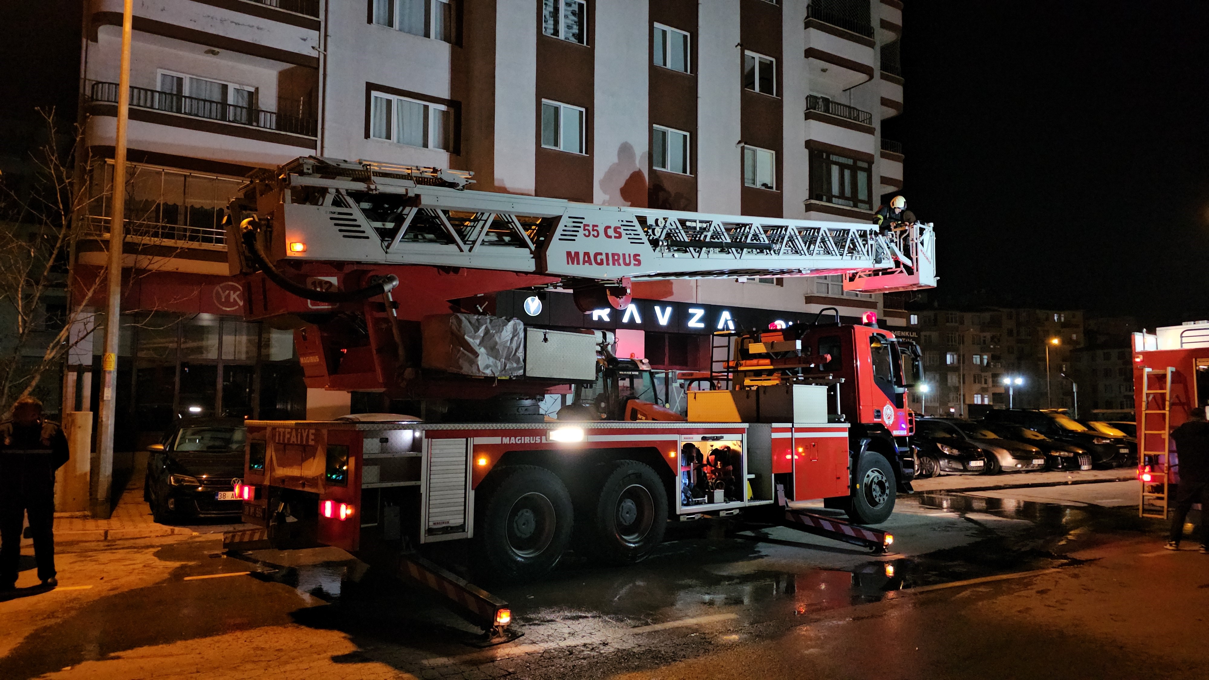 Evini ateşe verdi, binayı sokağa döktü!