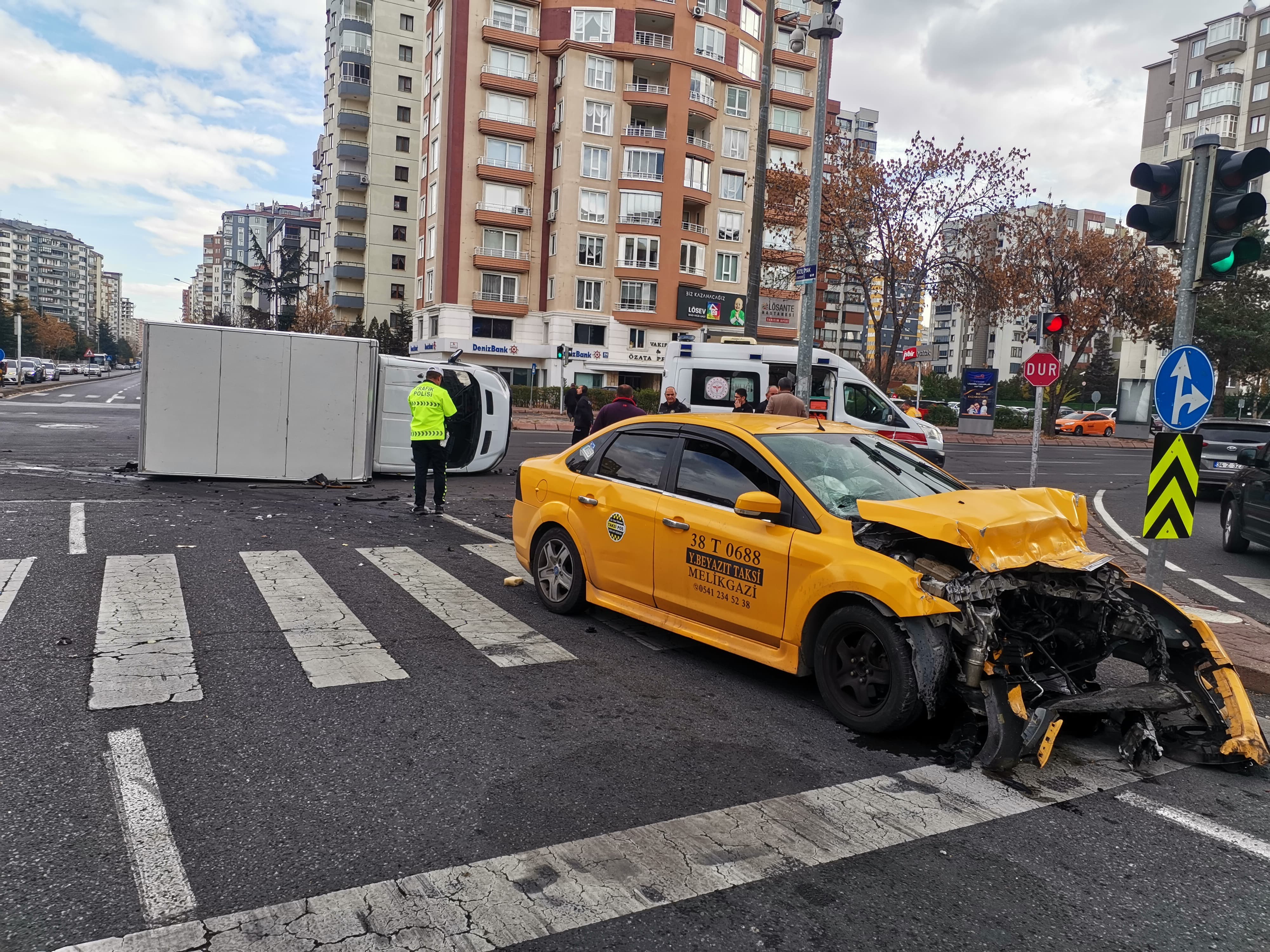 Ticari taksi ile çarpışan kamyonet devrildi: 6 yaralı!