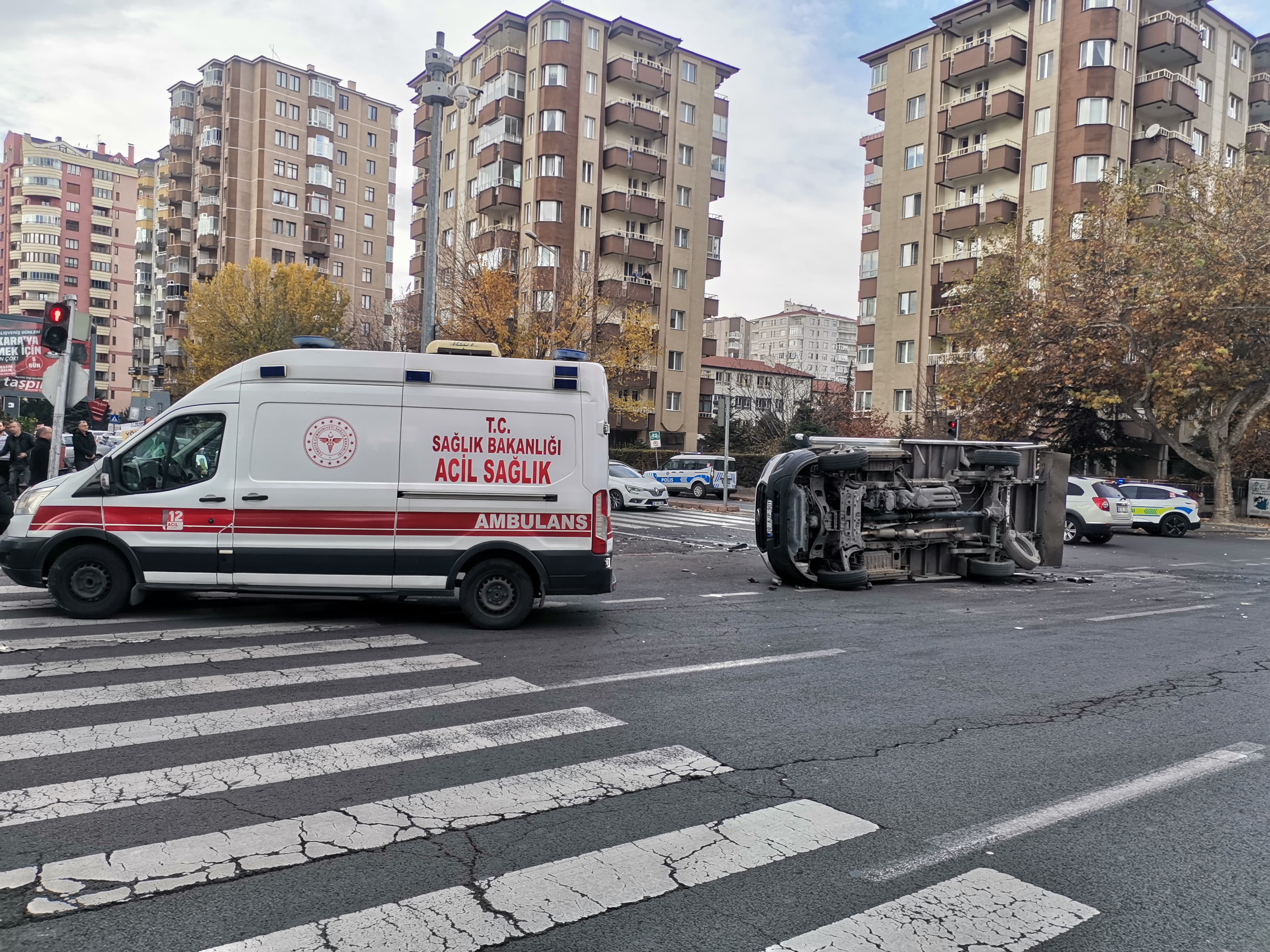 Ticari taksi ile çarpışan kamyonet devrildi: 6 yaralı!