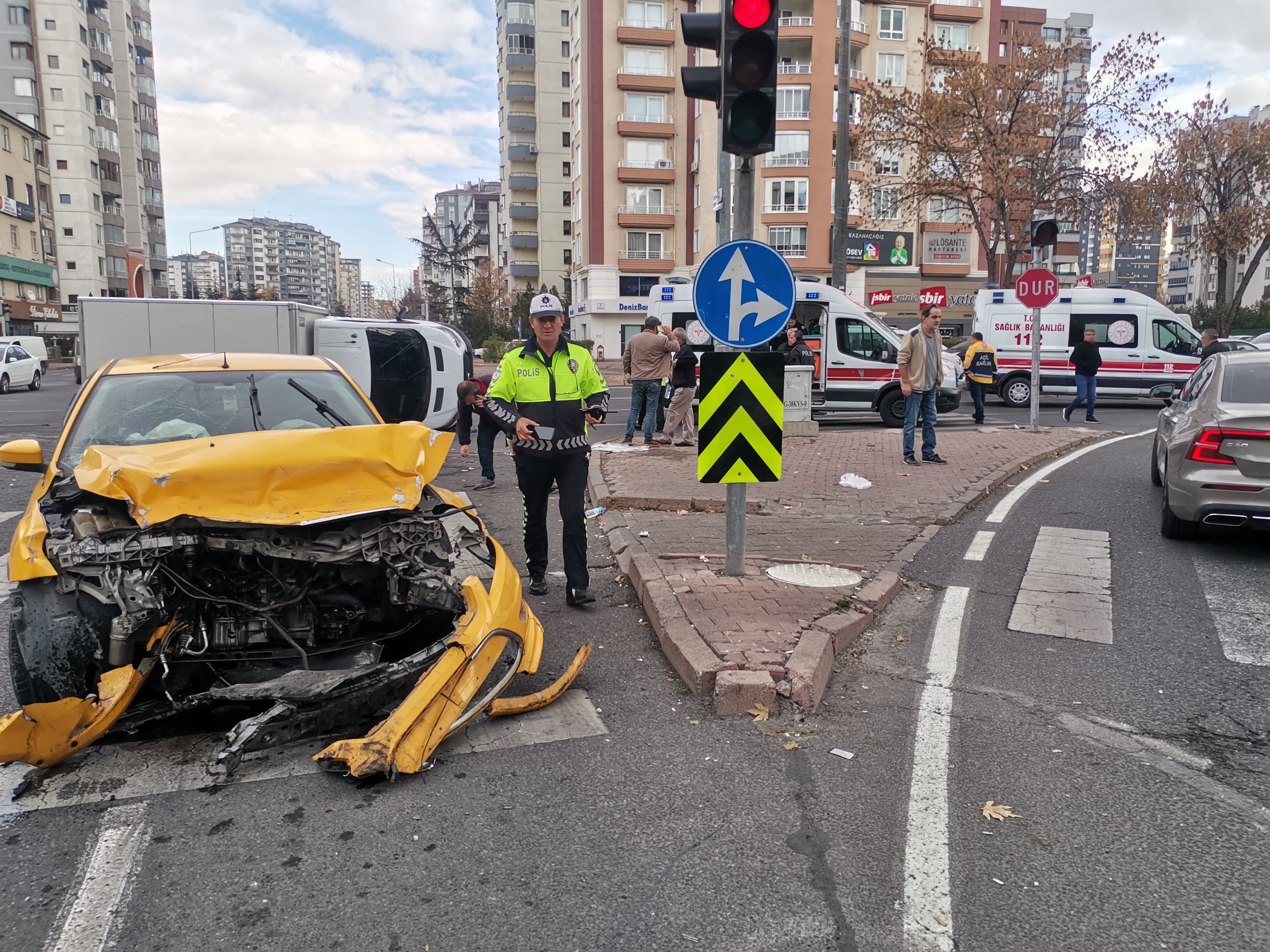 Ticari taksi ile çarpışan kamyonet devrildi: 6 yaralı!