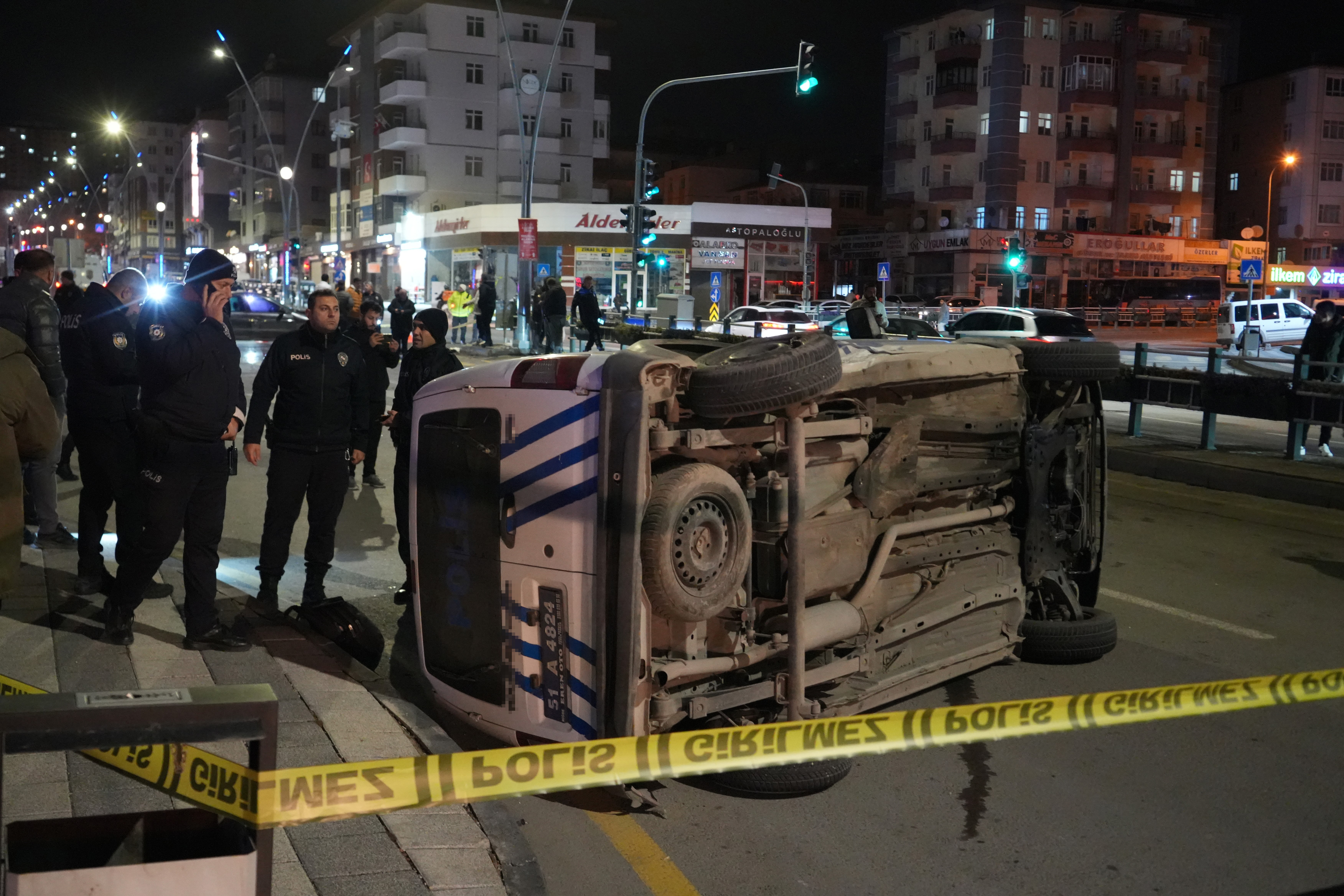 Niğde’de polis otosu ile otomobil çarpıştı: 6 yaralı